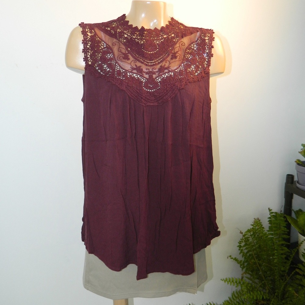 Torrid Sleeveless Top Womens 00 Burgundy Crochet Lace Yoke Boho Crinkle Gauze